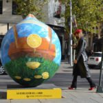 Ocho limones gigantes de dos metros inundan de color y sabor el centro de Murcia con la exposición de arte urbano Lemon Art