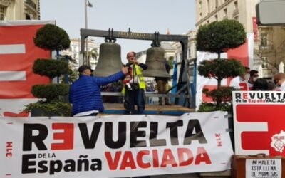La España Vaciada sigue latiendo y renueva sus demandas con una campanada ante el Congreso de los Diputados