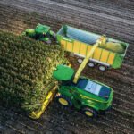 Juntos pero no revueltos: John Deere permite a los operadores de picadoras de forraje guiar un tractor con remolque en paralelo
