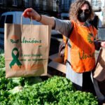 Para lo que pagan por ellas, mejor regalarlas: Entrega gratuita de lechugas para denunciar los bajos precios que perciben