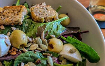 R to @enanachora: No soy tan fan de las ensaladas a menos que las haga yo con hartas cosas.
Esta es una mezcla de espinaca, rucula, lechuga, tomate, aceituna sevillana, semillas de zapallo y maravilla. Opción arriba ponerle queso y/o pan horneado onda croutons.
Con limón, oliva y mostaza dijon?