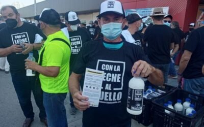 Ganaderos andaluces reparten leche en protesta por los bajos precios