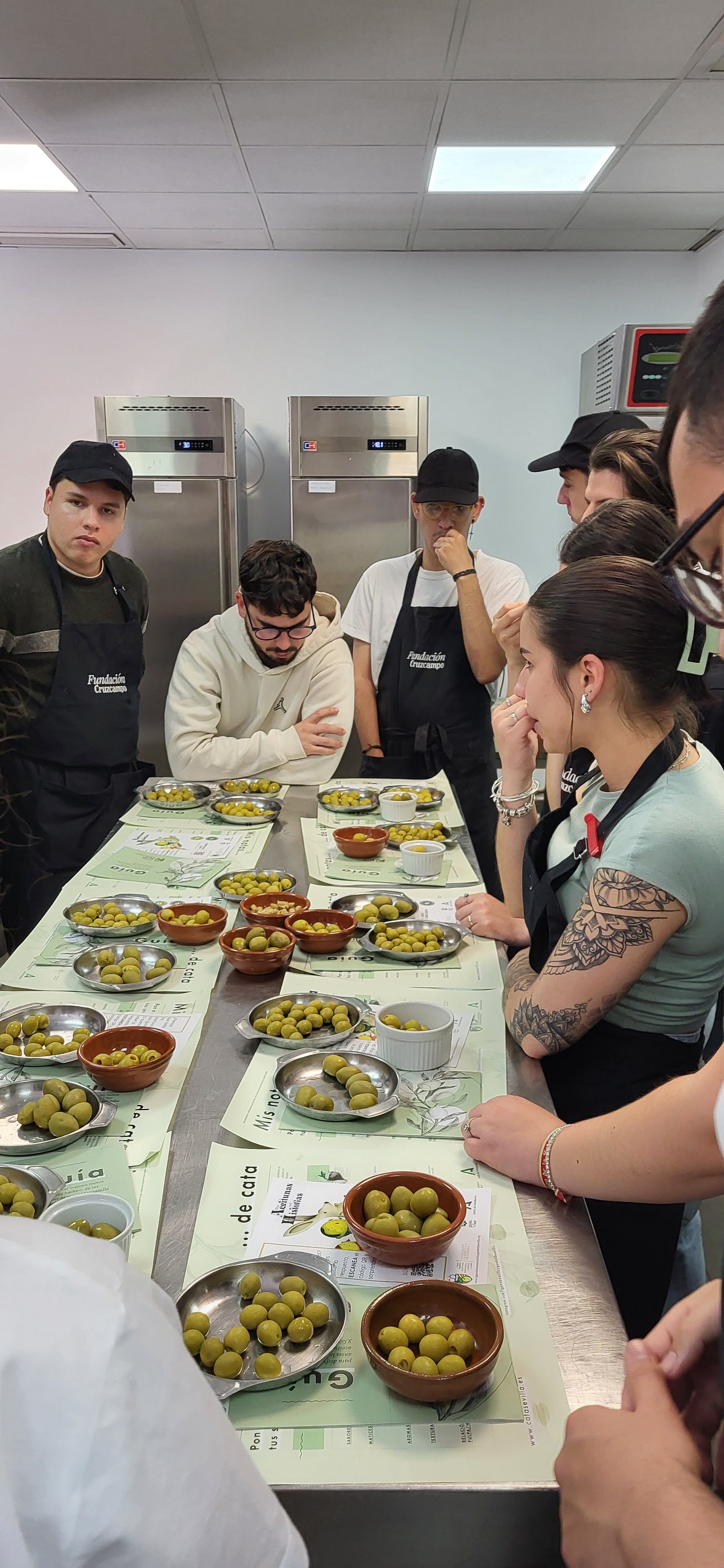 Alumnos de hostelería descubriendo el sabor de las aceitunas IGP Manzanilla y Gordal durante una cata educativa