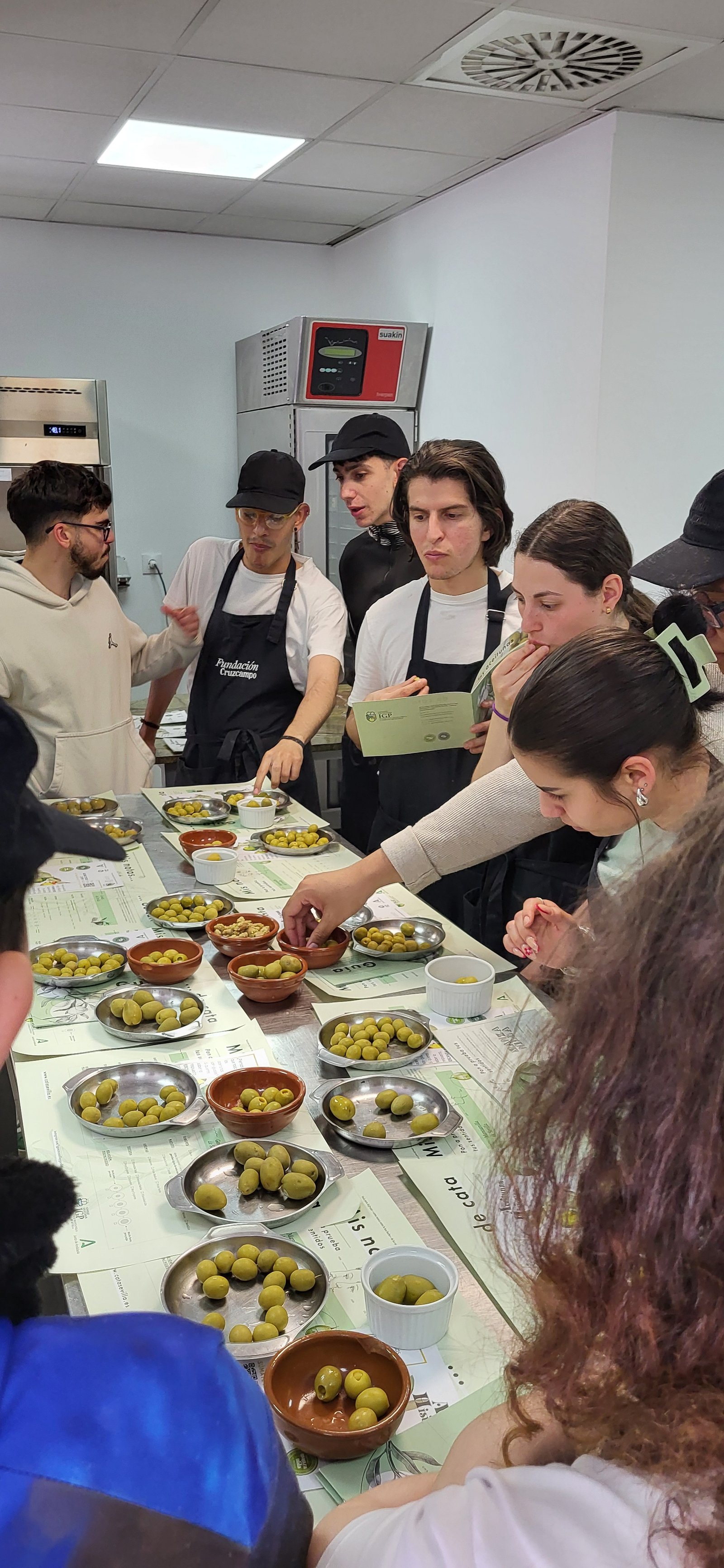 Cata de aceitunas Manzanilla y Gordal en la Escuela Internacional de Hostelería