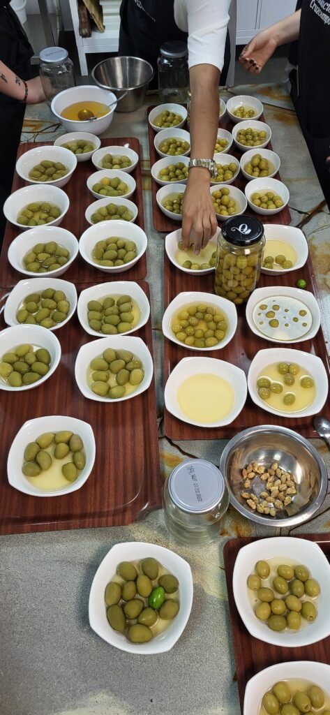 Aceitunas con IGP: la formación que transforma la hostelería sevillana desde Gastromium 5 Cata de aceitunas con IGP en la Escuela de Hostelería Gastromium, Sevilla