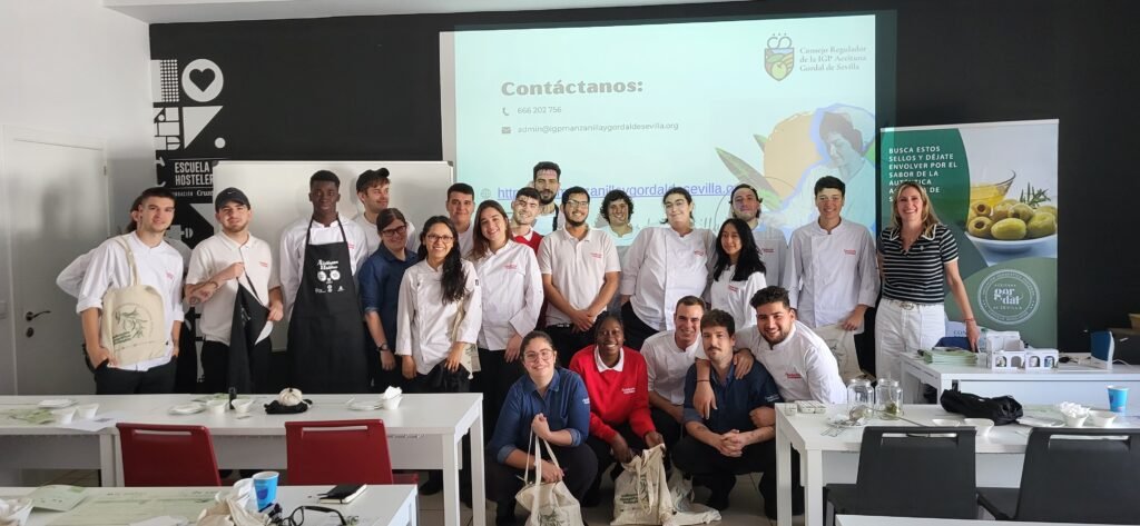 La IGP Aceituna Manzanilla y Gordal de Sevilla acerca sus figuras de calidad a los alumnos de la Escuela de Hostelería Fundación Cruzcampo 4