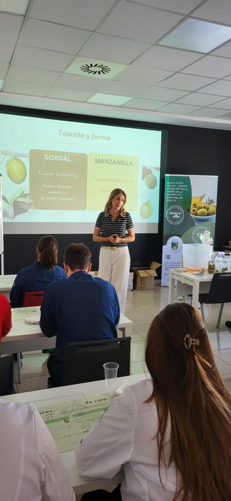 La IGP Aceituna Manzanilla y Gordal de Sevilla acerca sus figuras de calidad a los alumnos de la Escuela de Hostelería Fundación Cruzcampo 10