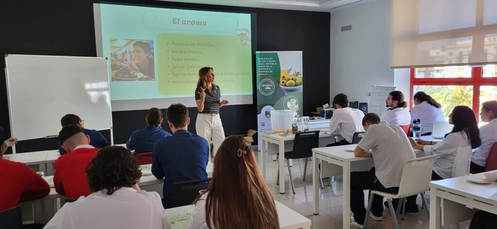 La IGP Aceituna Manzanilla y Gordal de Sevilla acerca sus figuras de calidad a los alumnos de la Escuela de Hostelería Fundación Cruzcampo 6