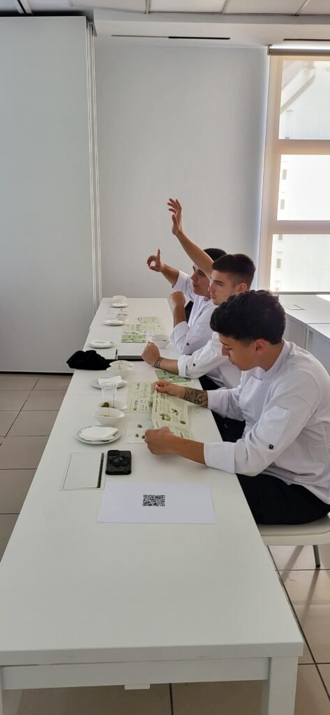 La IGP Aceituna Manzanilla y Gordal de Sevilla acerca sus figuras de calidad a los alumnos de la Escuela de Hostelería Fundación Cruzcampo 2