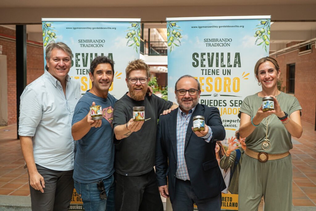 Representantes y colaboradores del proyecto Sembrando Tradición durante el inicio del programa educativo en Sevilla